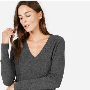 Everlane v-neck cashmere crop in charcoal, medium